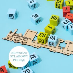 Drewniana pomoc dydaktyczna w kształcie pociągu