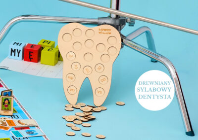 Drewniana pomoc dydaktyczna "Sylabowy Dentysta" w programie do nauki czytania Łowcy Wyrazów.